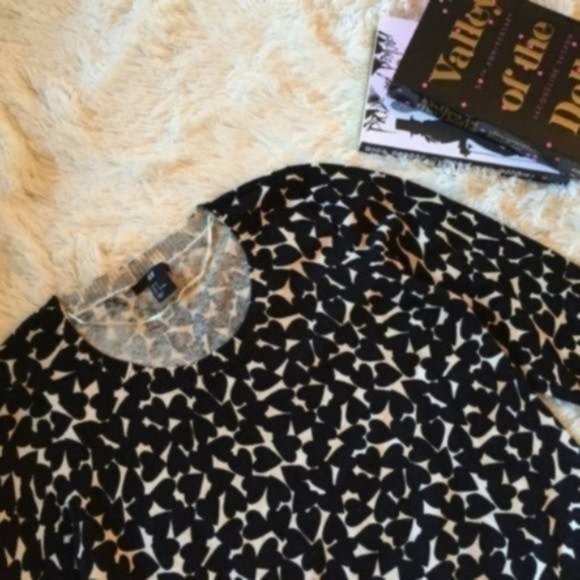 H&M | Sweater | Cropped Sweater with Black Hearts on Cream - Picture 3 of 10